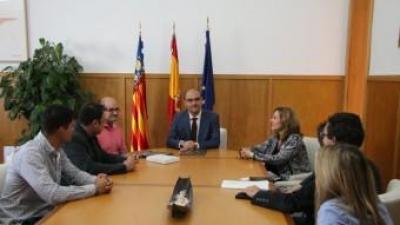 Reunió de signatura d el'acord entre la UA i Ràfol d'Almúnia. CEDIDA