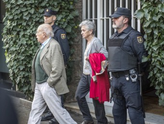 Jordi Pujol i Marta Ferrusola , sortien del seu pis ahir al matí, quan continuava el registre policial a l'habitació del seu fill gran, convalescent JOSEP LOSADA