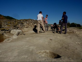 Els arqueòlegs treballant al jaciment, ahir al matí. R. E