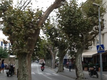 Imatge de l'avinguda Caritat Serinyana, d'entrada del poble d Cadaqués . EPA