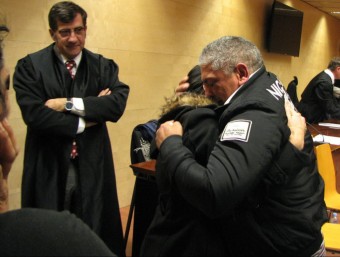 Baltasar Sánchez abraçat a un familiar davant del seu lletrat Carles Monguilod. O.PINILLA