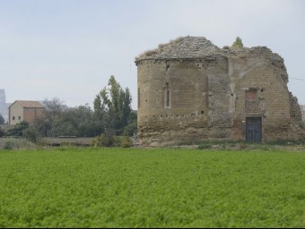 Sant Ruf, amb la Seu Vella al fons, fa les funcions de magatzem d'usos agrícoles i presenta un estat de conservació molt deteriorat SANTI IGLESIAS