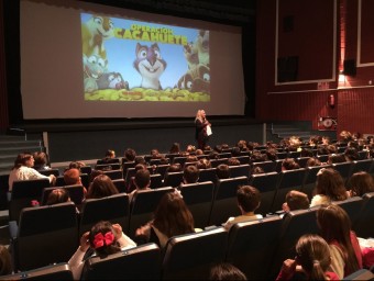 Sala de cinema farcida d'escolar per veure la projecció. B. SILVESTRE