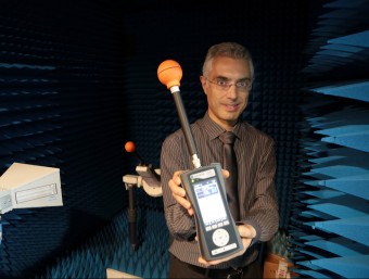 Ernest Cid mostra una de les sondes a l'interior de la cambra anecoica que té Wavecontrol.  ANDREU PUIG
