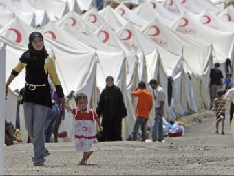 Un grup de refugiats sirians situats en territori de Turquia.  ARXIU/EFE