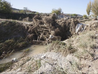 Efectes del desbordament del riu Ondara a Cervera, on va arrassar la via verda.  ACN