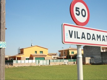L'accés a Viladamat, un poble que ha optat per un creixement moderat. J.PUNTÍ