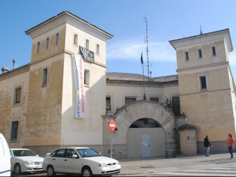 L'antiga comissaria de Sant Martí, propietat de l'Estat, està ocupada per un grup de joves de fa una setmana J.T