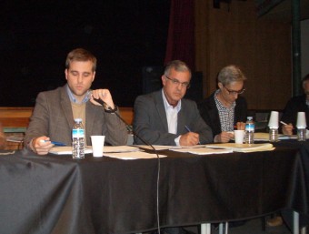 L'alcalde de Vidreres, Jordi Camps, a l'esquerra, en el transcurs d'un ple. N.F