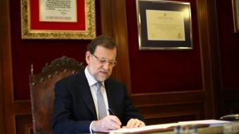 El president espanyol, Mariano Rajoy, va firmar ahir a Béjar (Salamanca) la petició d'un dictamen al Consell d'Estat previ al seu recurs davant el TC EP