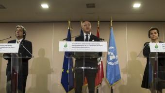 El ministre peruà de Medi Ambient Manuel Pulgar el d'Exteriors francès, Laurent Fabius, i la cap de l'ONU pel clima, Cristina Figueras EFE