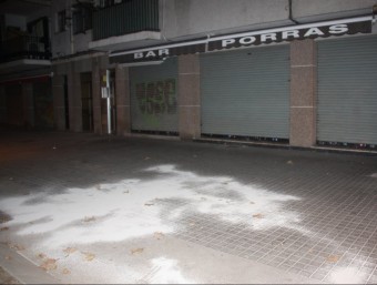 El lloc de l'apunyalament, al davant del bar Porras del carrer Berenguer, poc després de la retirada del cadàver. ACN