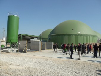 La planta de biogàs que Som Energia té a Torregrossa en una imatge de la inauguració, al març de l'any passat. EL PUNT AVUI