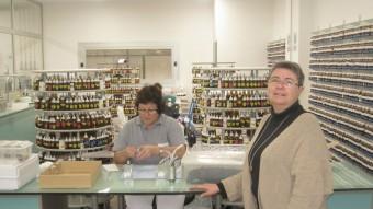Maria Codina, a la dreta, als laboratoris de Ravetllat Aromatics  ARXIU