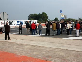 Desenes de veïns es van concentrar ahir a l'N-340 a l'Ametlla de Mar per reclamar la gratuïtat de l'autopista. ACN/ANNA FERRÀS