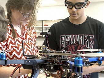 Dos alumnes s'apliquen en el disseny d'un dron específic. EL PUNT AVUI