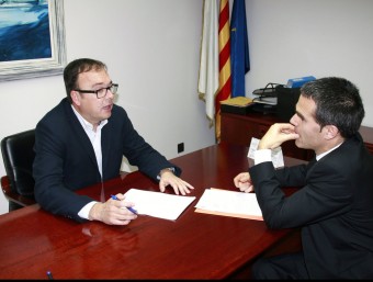 L'alcalde Joan Gilart, a l'esquerra, i l'advocat Carles López a l'ajuntament AJ. ALPICAT