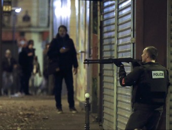 Un policia assegura els voltants d'un dels punts on s'han produït atacs, aquesta nit a París EFE