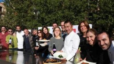 Ada Parellada i Josep Maria Kao entre els participants de la mostra de cuina del calçot en directe feta al Pati PERE TODA