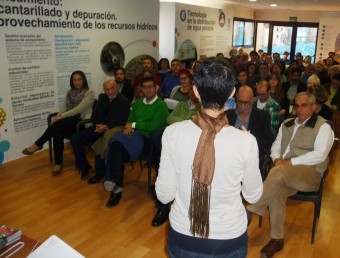Mª José Payà informa els assistents al curs d'alimentació mediterrània. ESCORCOLL