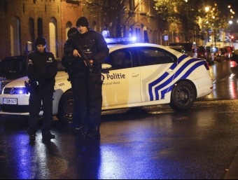 Agents de la policia belga durant l'actuació d'aquest dissabte al barri de Molenbeek, a Brussel·les EFE