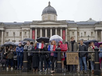 Un grup d'anglesos se solidaritzen amb les víctimes de latemptat amb cartella que diuen “nosaltres som París” o “Prega per París” a Londres AFP