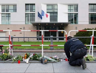 Un policia alemany encen una espelma davant l'ambaixada francesa a Berlín GREGOR FISHER / EFE
