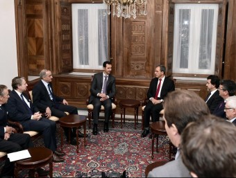 Al-Assad amb els membres d'una delegació de diputats francesos, ahir a Damasc AFP