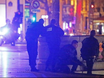 Agents de policia prenen posicions a la plaça de la República de París, on aquest diumenge a la tarda s'han viscut moments de pànic EFE