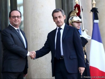 Hollande saluda Sarkozy abans de la reunió que van mantenir ahir a l'Elisi ACN