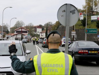 Un Guàrdia Civil atura un vehicle al punt fronterer entre Hendaia i Behobia, al País Basc EFE