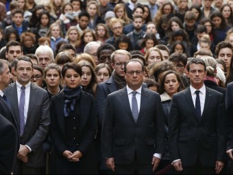 François Hollande i Manuel Valls, amb altres autoritats i universitaris, durant el minut de silenci REUTERS