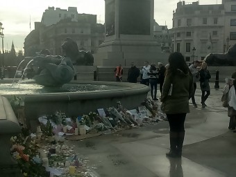 Una noia observa les flors i espelmes en record de les víctimes de París, ahir a Trafalgar Square Q.A