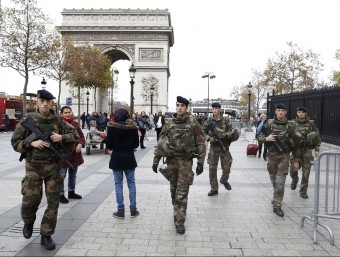 Soldats, fent patrulla davant de l'Arc de Triomf, ahir als Camps Elisis de Paris REUTERS / CHARLES PLATIAU