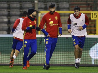 Jordi Alba i Gerard Piqué en l'entrenament de la selecció espanyola a Brussel·les EFE