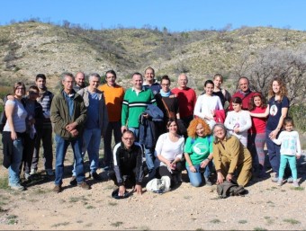 Colla de voluntaris ambientals que han participat en la jornada de reforestació. EL PUNT AVUI