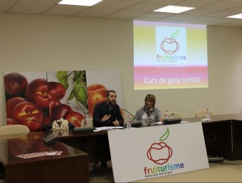 Carles Porta, al costat de l'alcaldessa d'Aitona, Rosa Pujol, va trobar molt encertat el projecte Fruiturisme AJ. D'AITONA