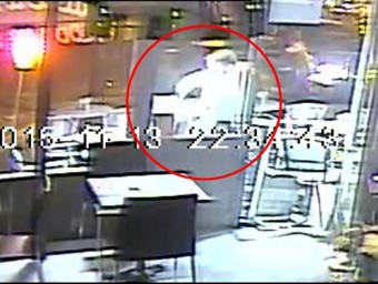 Imatge del gihadista apuntant amb la seva arma una dona, a la terrassa del restaurant, a boca de canó, però finalment acaba marxant perquè se li encalla DAILY MAIL