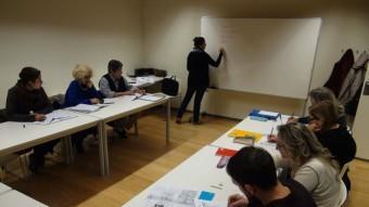Alumnes adults a Can Gruart, en una de les classes que ofereix des de l'àrea de Cultura l'Ajuntament de Vilablareix J.T