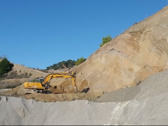 Les màquines ja han començat a moure terres a la pedrera Montau II per omplir el forat deixat per l'extracció EL PUNT AVUI