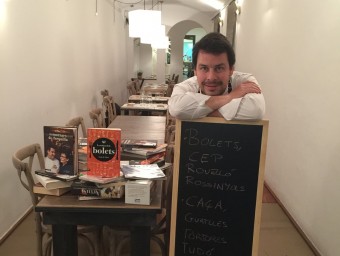 Sergi de Meià al seu restaurant del carrer Aribau de Barcelona, amb els seus llibres i la pissarra de tardor. M. Jordan