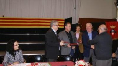 El delegat de Cultura de la Generalitat, Jordi Agràs, va lliurar les plaques de reconeixement conjuntament amb els presidents dels dos consells comarcals i l'alcaldessa de Puigpelat J.L.E