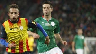 Jordi Alba, pressionat per Susaeta, en el partit del desembre passat a San Mamés O. DURAN