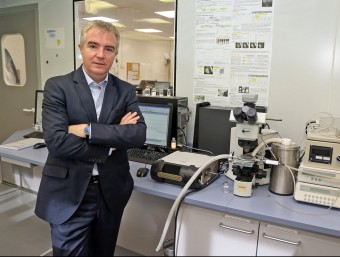 Ignasi Biosca, conseller delegat de Reig Jofr, en un dels laboratoris d'injectables.  JUANMA RAMOS