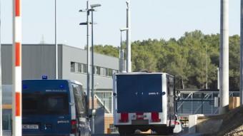 Un dels vehicles fets servir ahir en el trasllat a l'entrada de la nova presó de Mas d'Enric JOSÉ CARLOS LEÓN