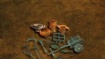 Fireta i eines de joguina d'època romana són algunes de les peces de l'exposició del Museu de Badalona. MUSEU BDN