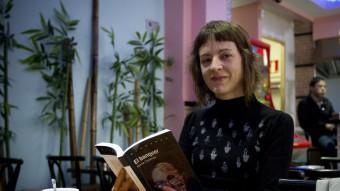 Núria Cadenes a una cafeteria amb una seua novel·la. ALBERT SALAMÉ