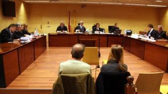 Els acusats ahir durant el judici, celebrat a la secció quarta de l'Audiència de Girona G. P