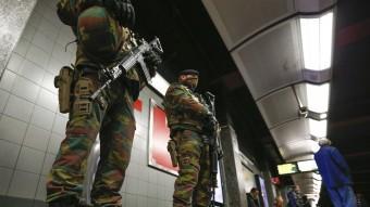 Soldats belgues patrullen les andanes del metro, aquest dimecres a Brussel·les EFE