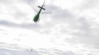 L'helicòpter enduent-se una de les torres ALBERT SALAMÉ